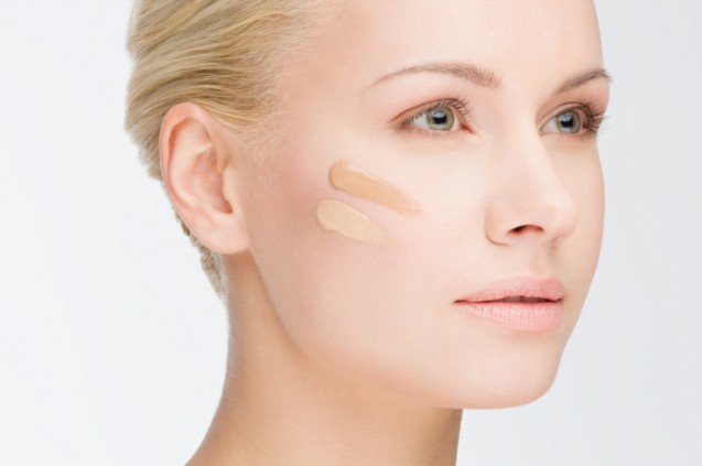 Menggunakan concealer