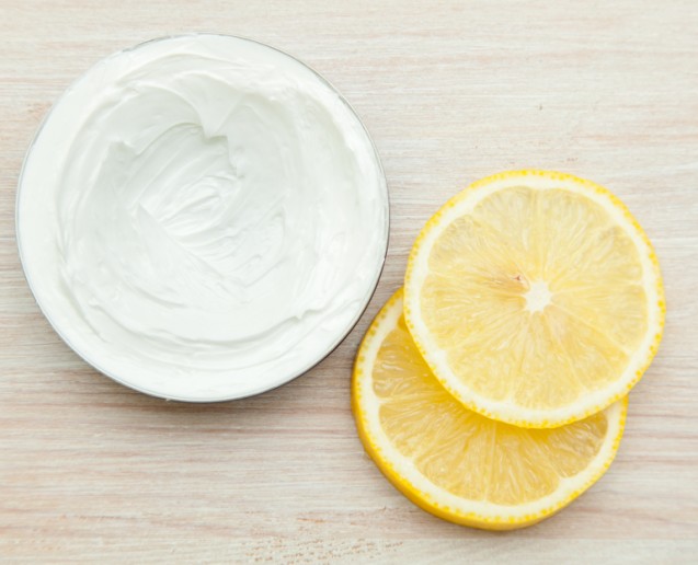 Menggunakan sunscreen di hidung