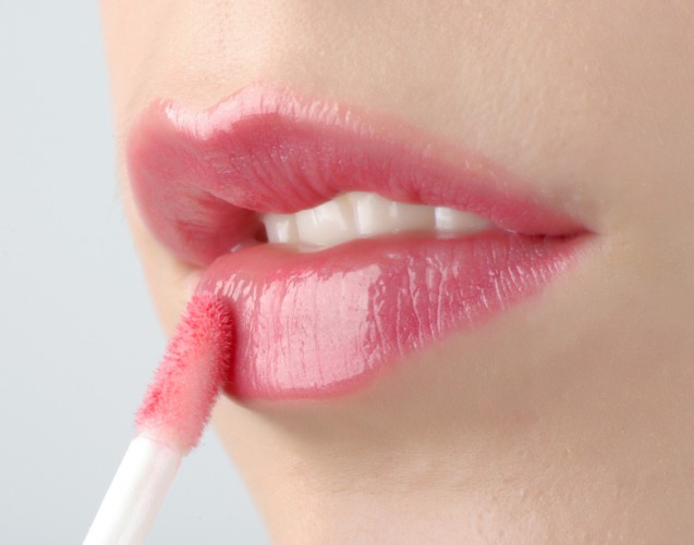 Menggunakan lip gloss