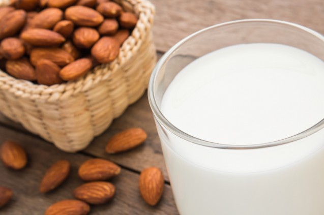 Cara memutihkan wajah secara alami dengan masker almond dan susu