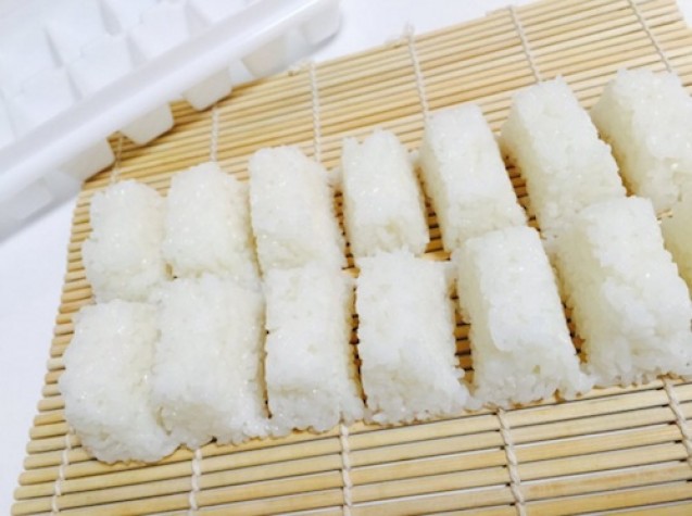 Nasi hasil dari cetakan es batu