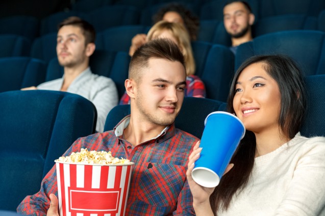 Mengajak dia nonton