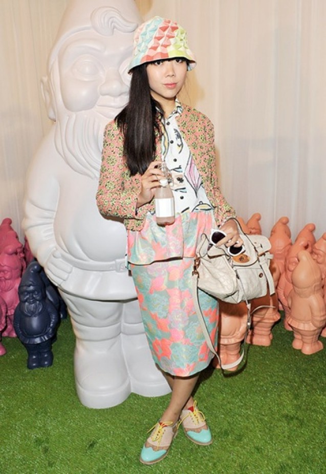 Inspirasi outfit feminin dengan bucket hat