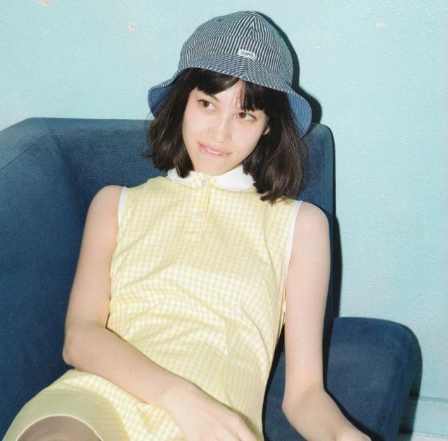 Inspirasi outfit dengan bucket hat