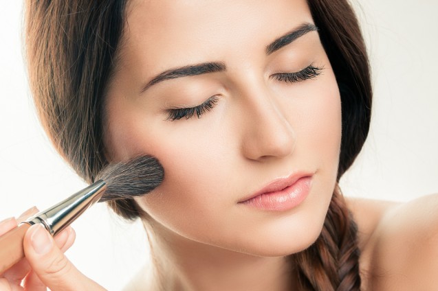 Menggunakan pink blush on