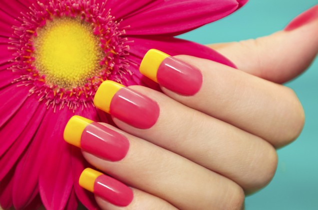 Kutek kuku hot pink untuk musim semi