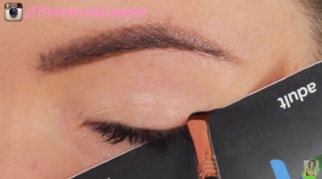 Menggunakan kartu untuk membuat eyeliner