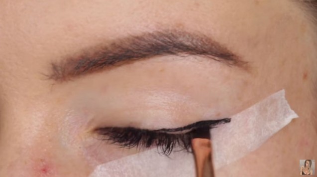 Menggunakan tape untuk membuat eyeliner
