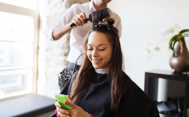 Cara mengatasi rambut rontok dengan menghindari pemakaian alat styling rambut