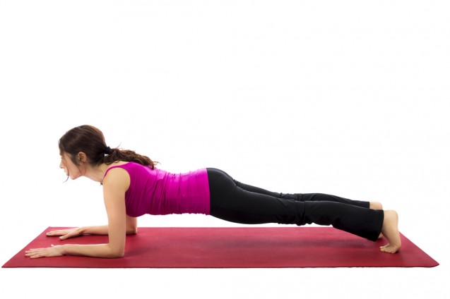 Cara mengecilkan lengan dengan forearm plank