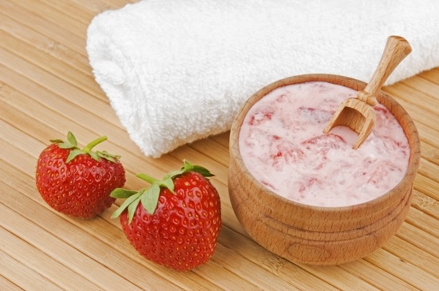 Manfaat buah strawberry untuk kecantikan, mengangkat sel kulit mati