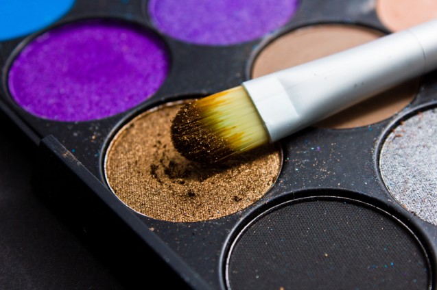 Trik membuat eyeshadow tahan lama