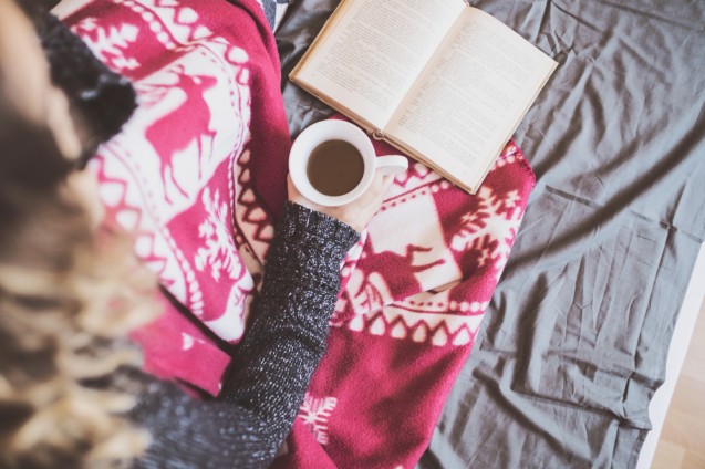 Membaca buku sebelum tidur