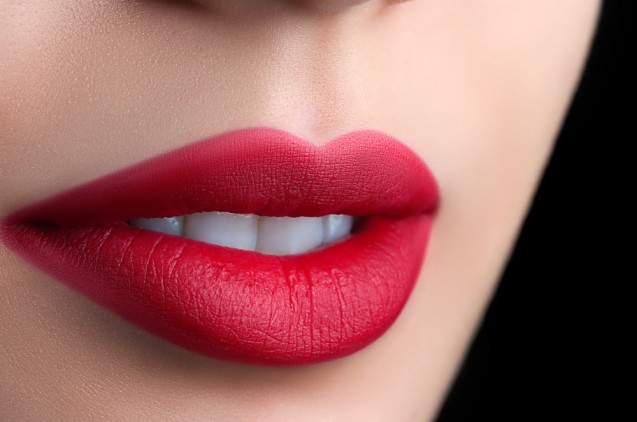 Memakai lipstik yang solid