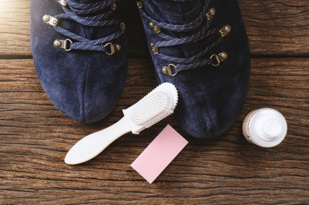 Menggunakan produk yang tepat untuk sepatu suede