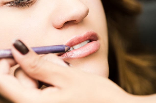 Menggunakan lip liner