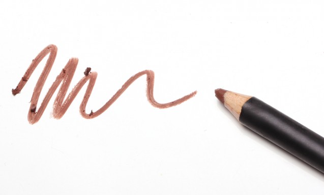 Menggunakan eyeliner coklat