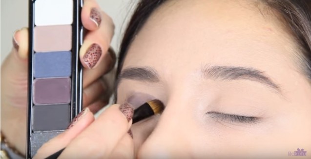 Menyapukan smokey eyes