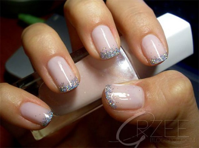 Nail art glittery french tips