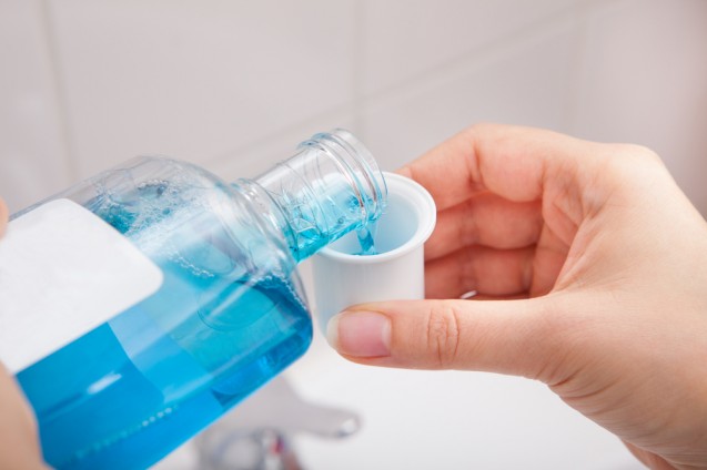 Cara menghilangkan ketombe secara alami dengan mouthwash