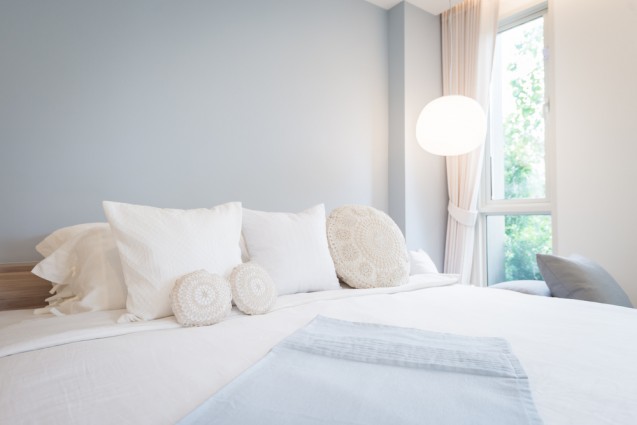 Membereskan tempat tidur