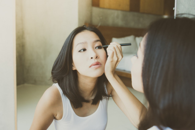 Memakai eyeliner