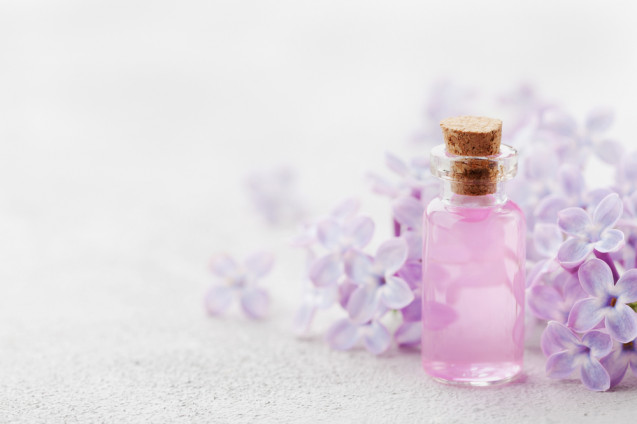 Menyemprotkan parfum