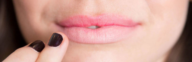 Mengaplikasikan lipstik