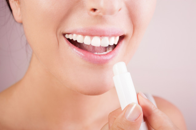 Cara agar bibir merah menggunakan lip balm