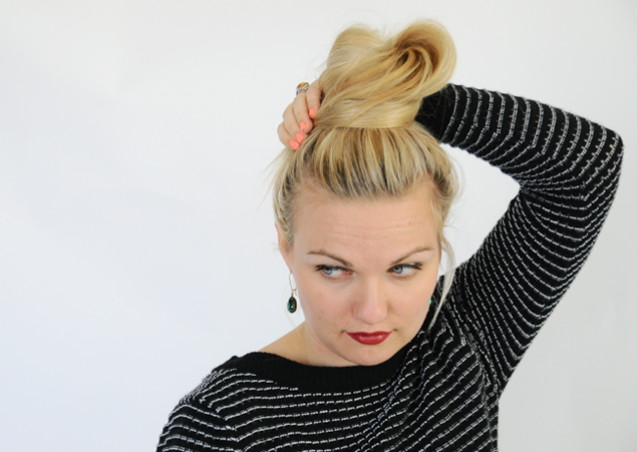 Cara mengikat rambut topknot
