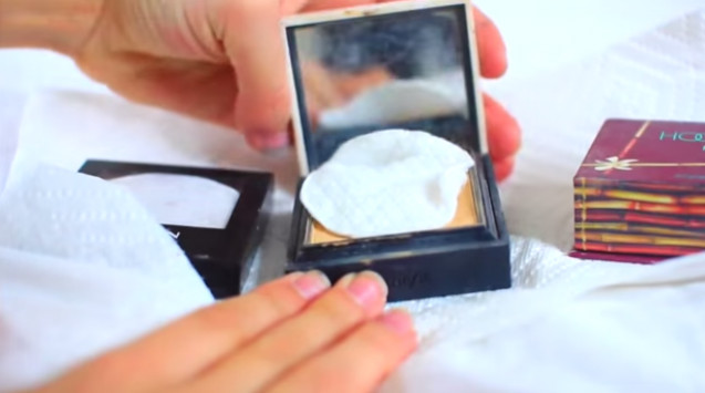 Menambahkan kapas pada make up wajah
