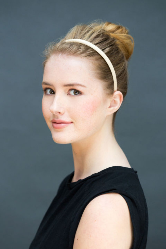 Gaya rambut wanita modern messy bun