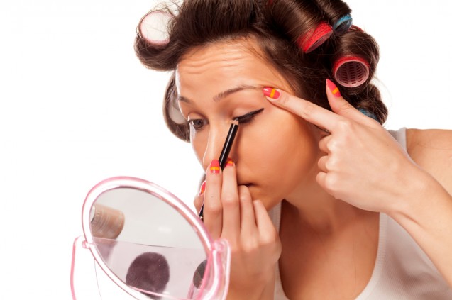 Menggunakan eyeliner